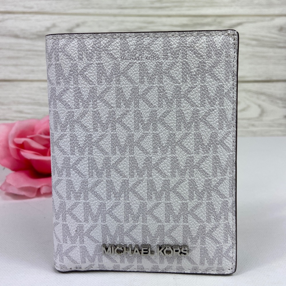 ❤️Michael Kors Wallet Passport Case Bright Whight